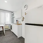 Apartment 6 - Cozy 2Br Apartment, Bus Station, Easy City Access Appartamento *