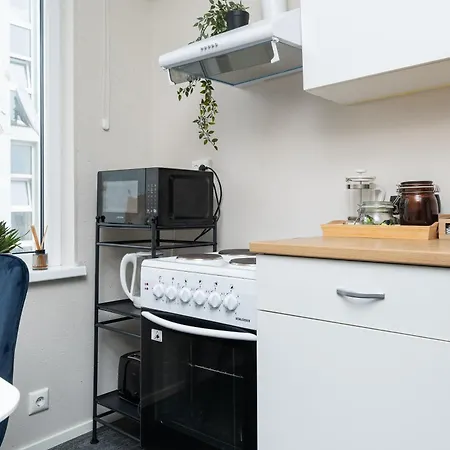 6 - Cozy 2br Apartment, Bus Station, Easy Access Apartment *