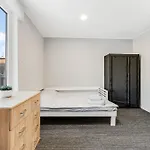 6 - Cozy 2br Apartment, Bus Station, Easy Access